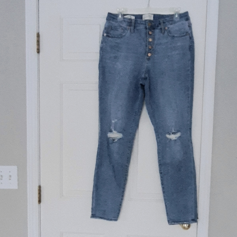 Universal Thread medium wash high rise skinny jeans. Size 10/30R.